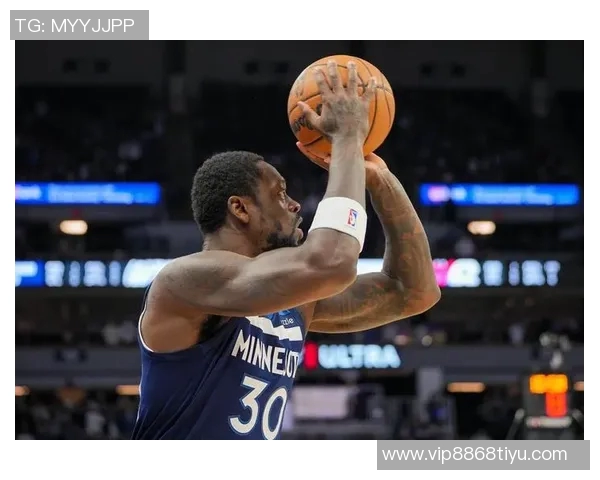 兰德尔上半场表现出色10投6中贡献15分3篮板3助攻数据全面 兰德尔上半场表现出色10投6中贡献15分3篮板3助攻数据全面