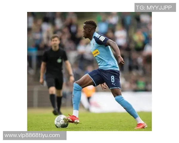 24岁范德芬边路狂飙如入无人之境展现中卫惊人速度与技术 24岁范德芬边路狂飙如入无人之境展现中卫惊人速度与技术